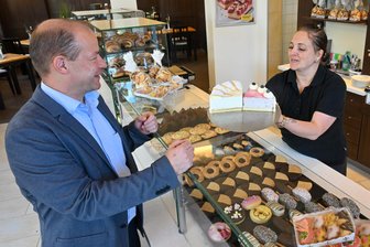 Chemnitzer Bäckerei Voigt erweitert Filialnetz und plant Mitmach-Backstube - Geschäftsführer Frank Müller und Verkäuferin Gabriele Kohl in der neuen Voigt-Filiale.
