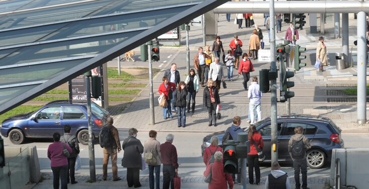 Chemnitzer Bahnhofstraße soll sicherer werden - 
              <p class="artikelinhalt">Zehntausende Fußgänger am Tag, 32.000 Autos, Pfosten und Einfahrten in Tiefgaragen: Ungünstige Sichtverhältnisse zwischen Tietz und Zentralhaltestelle wollen Verkehrsplaner verbessern. </p>
            