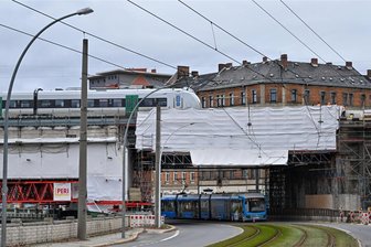 Chemnitzer Bahnviadukt nach dreimonatiger Sperrung wieder offen - Endlich wieder was los auf dem Bahnviadukt. Seit Montag rollen wieder einige Züge darüber.