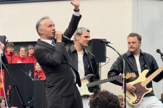 Chemnitzer Band Kraftklub spielt Gratis-Konzert in Köln und veröffentlicht neues Video - Kraftklub vor dem Studio Ehrenfeld, in dem die ZDF-Show von Jan Böhmermann aufgezeichnet wird.