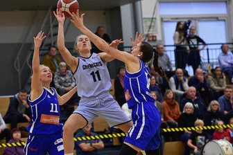Chemnitzer Basketballerinnen vor schwieriger Mission - Im Spiel gegen Neuss versucht sich die Chemnitzerin Lucile Peroche (M.) gegen Leonie Schütter (r.) und Charlotta Ellenrieder durchzusetzen.