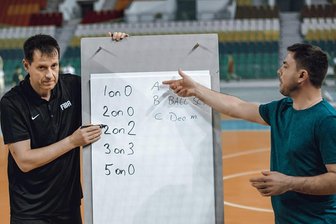 Chemnitzer Basketballtrainer Torsten Loibl: Große Ehre für den Weltenbummler - Trainerlehrgang mit Dolmetscher in Turkmenistan: Der Chemnitzer Basketballcoach Torsten Loibl (links) ist weltweit anerkannter Ausbilder.