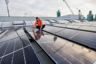 Chemnitzer Bauelemente-Fertiger Railbeton Haas setzt auf eigenes Solarkraftwerk - Knapp 700 Kilowatt Spitzenleistung: Thomas Römer, Werkleiter bei Railbeton Haas, an der neuen Solaranlage auf einem der Hallendächer des im Gewerbegebiet am Fischweg in Furth ansässigen Unternehmens.