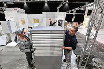 Chemnitzer Baumesse: Energieumstellung bleibt weiter großes Thema - Maik Buttkies (links) und Jan Riehle vom Heizungsbauer Weishaupt bauen eine Wärmepumpe der neuesten Generation auf. Exemplare dieser Größe werden in der Regel im Garten aufgestellt.