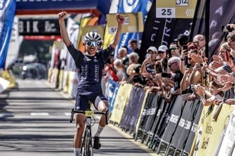 Chemnitzer besiegt ehemalige Radstars - Eigentlich hatten die Organisatoren des Radrennens Grand Fondo Mallorca erst zehn Minuten später mit dem ersten Fahrer im Ziel gerechnet - doch Anton Albrecht fuhr schon deutlich früher über die Linie. 