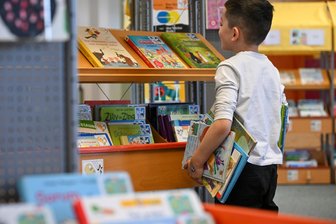 Chemnitzer Bibliothek ruft auf: Leiht die Kinderabteilung leer! - Zayn kommt gern in die Bibliothek. Unter jedem Arm hat er einen Stapel Bücher zum Ausleihen.