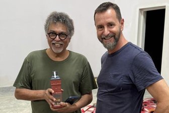 Chemnitzer Bierlikör soll in indischem Museums-Shop verkauft werden - Subodh Kerkar, Gründer des Biermuseums in Goa, mit dem Chemnitzer Gastronom André Donath.