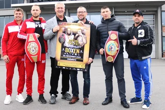 Chemnitzer Box-Gala mit einer Premiere - Promoter Ulf Steinforth (3.v.li.) veranstaltet am 22. November im Kraftverkehr Chemnitz die 3. Auflage der SES-Box-Gala. Den Hauptkampf bestreiten Artur Reis (2.v.l.) und der Pole Mateusz Tryc (2.v.re.). Trainiert werden die Sportler von Dirk Dzemski (li.) und Hubert Migaczew (re.).