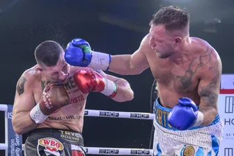 Chemnitzer Boxgala: Teilzeitprofi holt umstrittenen Sieg - Artur Reis (rechts) landet einen Treffer am Kopf von Mateusz Tryc.