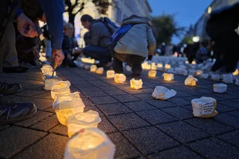 Chemnitzer bringen den Brühl zum Leuchten - Die Besucher entzündeten kurz nach 19 Uhr die Lichter.