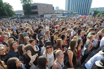 Chemnitzer Brückenstraße vor Umbau: Künftig keine Großevents mehr vor dem Marx-Kopf - Seit Jahren dient die Brückenstraße immer wieder auch als Veranstaltungsort. Hier ein Konzert der Reihe "Rock am Kopp" im Sommer 2015. 
