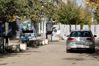 Chemnitzer Brühl: Blitzer in Fußgängerzone aufgestellt - Auf dem Brühl in Chemnitz kontrolliert ein mobiler Blitzer die Geschwindigkeit der Autos.