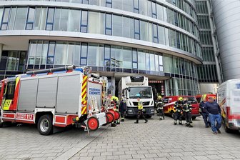 Chemnitzer Büro-Komplex Am Wall evakuiert: Betroffene und Feuerwehr stehen vor einem Rätsel - Zahlreiche Feuerwehrleute waren in Chemnitz am Dienstag in der Innenstadt im Einsatz. In einem Bürokomplex waren nach einem Feueralarm gesundheitsschädliche Werte gemessen worden.