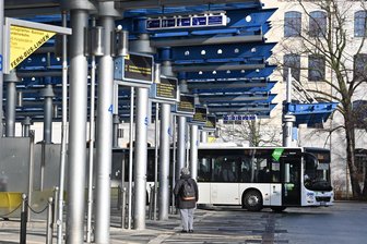 Chemnitzer Busbahnhof künftig an der Dresdner Straße? Das sagen Chemnitzer - Busse von Chemnitz ins Erzgebirge, nach Mittel- und Westsachsen starten in der Regel am Busbahnhof am Schillerplatz. Seit Jahren gibt es Überlegungen für einen Umzug zum Hauptbahnhof.