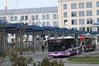 Chemnitzer Busbahnhof: OB Schulze will an Umzug festhalten - Der Chemnitzer Busbahnhof am Schillerplatz, dahinter die Uni-Bibliothek.