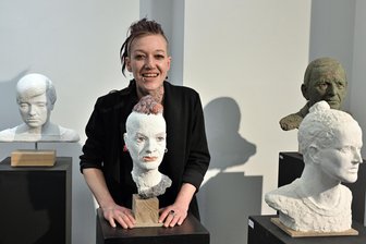 Chemnitzer Charakterköpfe und ein Hauch von Abschied in der Galerie - Die Malerin Lydia Thomas mit ihrem Porträt von Ulrich Eißner – einige der Porträtierten, wie Peter Seifert und Wolfgang Lötzsch, waren zur Eröffnung der Ausstellung anwesend.