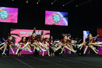 Chemnitzer Cheerleader fliegen bei internationalem Wettkampf durch die Messe - 