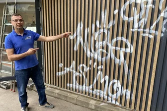 Chemnitzer Dönermann sauer: Neuer Imbiss großflächig beschmiert - Nur wenige Monate nach der Eröffnung wurde der neue Dönerimbiss von Tourkisch Balpetek auf dem Kaßberg beschmiert.