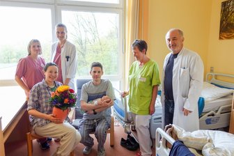Chemnitzer DRK-Klinik: 400 Geburten und drei Zwillingspaare - Glücklich über die 400. Geburt: Hebamme Franziska Pohlers, Oberärztin Ulrike Spielberg, Familie Valiullina mit Emil, Schwester Maria-Theresia Wolle und Oberarzt Gunter Leichsenring (v. l.).