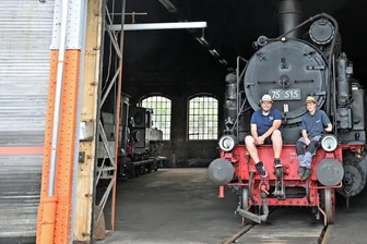 Chemnitzer Eisenbahngeschichte: 125 Jahre Bahnbetriebswerk in Hilbersdorf - Johnny Ullmann(l.) und Adrian Bürger gehören zum Gastgeberteam. Die 75er Maschine gehörte in die Region.