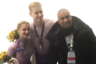 Freuen sich über Bronze: Letizia Roscher und Luis Schuster mit Trainer Robin Szolkowy (v.l.).
