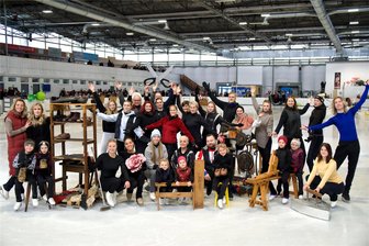 Chemnitzer Eismärchen: Die Heinzelmännchen kommen - CEC-Vorsitzende Stephanie Schneider (links) mit einigen der insgesamt 200 Darsteller des Chemnitzer Eismärchens. Die Akteure freuen sich auf sieben Veranstaltungen.