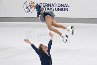 Chemnitzer Eispaar Roscher/Schuster startet mit Platz elf in die Saison - Das sagt Trainer Robin Szolkowy zum Auftritt bei der Nebelhorn Trophy - Letizia Roscher und Luis Schuster aus Chemnitz beim Kurzprogramm in Aktion.