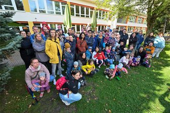 Chemnitzer Eltern fassungslos: Kitas an der Uni mit 180 Kindern vom Aus bedroht - Nahe der Chemnitzer Uni haben sich am Wochenende Eltern der Kitas „Zwergenland“ und „Krabbelkäfer“ im gemeinsamen Garten ihrer Einrichtungen getroffen, um zu beraten, wie sich die drohende Schließung abwenden lässt. Die Ankündigung aus dem Rathaus hat sie völlig überrascht.