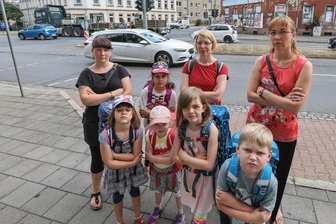 Chemnitzer Eltern kalt erwischt: Rathaus streicht Schulweghelfer für Erstklässler - Nadine Eggers, Susann Schumann und Franziska Klimant (von links) mit ihren Kindern an der viel befahrenen Müllerstraße. Die Erstklässler der Schloßschule müssen ihren Schulweg künftig allein bewältigen. Die gewohnte Begleitung durch Schulweghelfer soll es künftig nicht mehr geben.