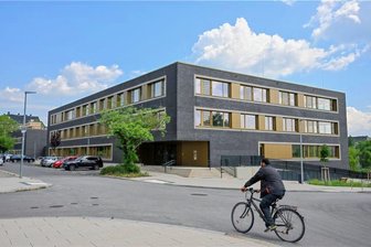 Chemnitzer Eltern sauer: Grundschule zieht um – Schulbus fraglich - Die 2022 neu eröffnete Schule an der Jakobstraße am Sonnenberg beherbergt demnächst gleich zwei verschiedene Grundschulen. Auch Schülerinnen und Schüler aus dem Reitbahnviertel werden dort künftig unterrichtet.