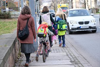 Chemnitzer Eltern sauer: Scheitert sicherer Schulweg am Denkmalschutz? - Der Gehweg an der Chemnitzer Reichsstraße ist sehr schmal und daher für Schulkinder nicht ungefährlich. Eltern hoffen auf eine sicherere Alternative.