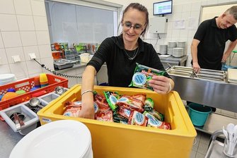 Chemnitzer Elternvertreter überzeugt: Schulessen geht auch preiswerter - Aktion "Dein Schulessen ab 2023?": In der Schulkantine des Andrégymnasiums auf dem Kaßberg gaben Sandra Fiedler und Marcus Nollau den Schülern am Freitag ein Päckchen Instant-Nudelsuppe zum Aufbrühen mit.