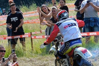 Chemnitzer Enduro-Fahrer Jeremy Sydow: Auf Zuschauerrolle in Zschopau folgt WM-Start in der Slowakei - Vater und Sohn als Fahrer und Fan: Mike Sydow wird in Zschopau von Jeremy Sydow (links oben) beklatscht. 