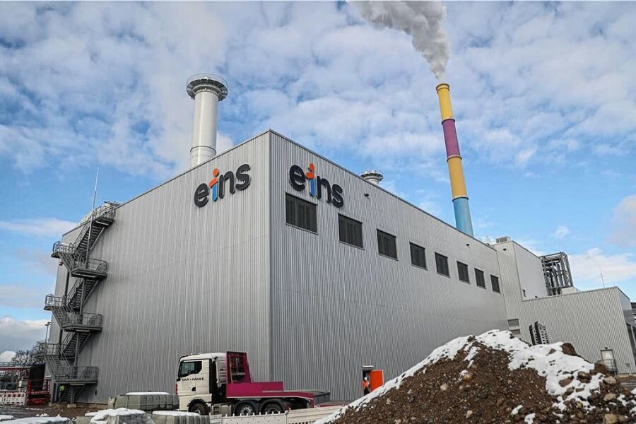 Chemnitzer Energieversorger Eins: Gas ersetzt Kohle bis Jahresende - In diesem Container-Bau in Furth produzieren sieben Motoren bis zu 88 Megawatt Strom und 80 Megawatt Wärme aus Erdgas. Eine etwas kleinere Anlage steht in Altchemnitz. Damit will Eins Energie raus aus der Kohle. 