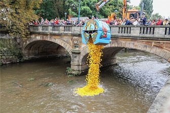 Chemnitzer Entenrennen: So schnell wie nie - Die 7000 Enten stürzten an der Bierbrücke kopfüber ins Wasser. Den Container mit den Rennenten hatte der Abfallentsorgungs- und Stadtreinigungsbetrieb ASR an die Chemnitz gebracht. Am Start, entlang der Strecke und am Ziel an der Hartmannbrücke verfolgten Besucher das Wettrennen.