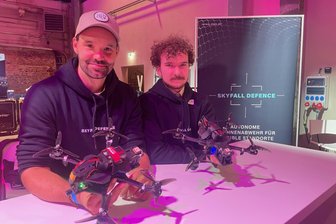 Chemnitzer entwickeln Technik zur Drohnenabwehr - Robert Schlesiger und Tykhon Poeta mit den ersten Drohnen-Prototypen von Skyfall Defence.