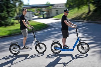 Chemnitzer Erfinder-Firma entwickelt Elektro-Lastenroller - Die beiden ICM-Entwickler Yannick Müller und Jens Heinrich (rechts) auf den Elektrorollern „Innvelo-Scooter“.