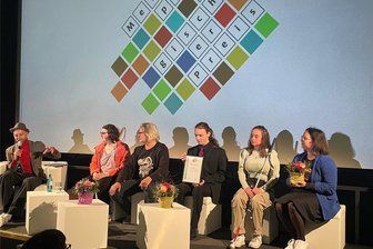 Chemnitzer erinnern mit Film an Euthanasie-Verbrechen - Torsten Neundorf vom Chemnitzer Filmprojekt (3. v. l.) bei der Preisverleihung in Dresden.