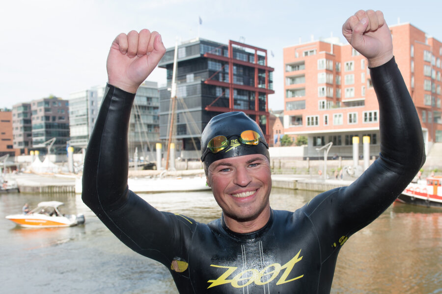Chemnitzer Extremschwimmer erreicht Hamburger Hafen - 