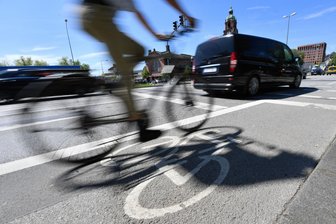 Chemnitzer Fahrradfahrer fährt Frau um – und wird verurteilt - Im August 2025 fährt ein Radfahrer eine Frau um. Nun landete der Fall vor Gericht.