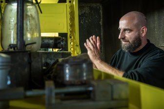 Chemnitzer Fahrzeugmuseum lädt ins „Ersatzteillager“ - Die Installation „Ersatzteillager“ von Martin Maleschka ist derzeit im Chemnitzer Fahrzeugmuseum zu sehen. Foto: Detlev Müller