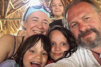 Chemnitzer Familie plant großes Welt-Abenteuer - Sie nennen sich Kängurufamilie: Jana Rauch und Hartmut Schäfer mit den Kindern Patricia, Victoria und Johanna (unten nach oben). Sie brechen im Februar zu ihrer Reise auf. Ein Jahr lang werden die Kinder online unterrichtet. Rauch und Schäfer sind überzeugt, dass sie unterwegs viel fürs Leben lernen werden.