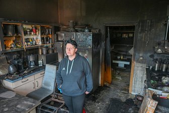 Chemnitzer Familie verliert bei Brand ihr Zuhause: „Wir sind im Überlebensmodus“ - Ines Steinbeck steht in ihrer Küche. In einem benachbarten Raum brach das Feuer aus, griff aber schnell über. Was nicht zerstört wurde, ist verrußt.