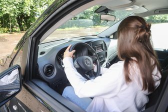 Chemnitzer Familie zahlt 4700 Euro für Fahrschule - normaler Preis oder „Abzocke“? - Fast 50 Fahrstunden absolvierte eine 17-Jährige, bevor sie die Prüfung im zweiten Anlauf schaffte und nun mit Begleitung eines Erwachsenen ans Steuer darf.