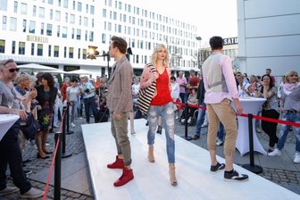 Modeschauen in der Stadt - so wie hier 2017 - wird in diesem Jahr später stattfinden.