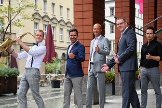 Chemnitzer "Fashion Day": Wie Händler in der City der Krise trotzen wollen - Die Herrenrunde ist guter Dinge. Am 24. September findet der "Fashion Day" in der Chemnitzer Innenstadt statt. Im Bild: Musiker Philipp Schoof, Maik Rothhaar, Jörg Knöfel, Torsten Dunkelmann und Sven Hertwig.