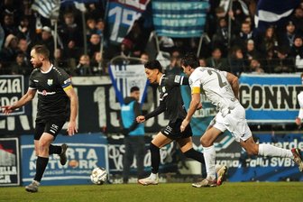 Chemnitzer FC baut mit 0:0 in Babelsberg Serie aus - In dieser Szene versucht der Chemnitzer Jong-min Seo (Mitte) sich durchzusetzen.