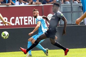 Chemnitzer FC beendet mit einem Remis die Saison - Marc Endres (CFC, links) und Mike Owuso im Kampf um den Ball.
