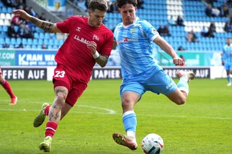 Chemnitzer FC befreit sich von zentnerschwerer Last - Jonas Marx (re.) , hier im Zweikampf mit dem Zehlendorfer Niklas Doll, brachte den CFC zeitig in Führung.