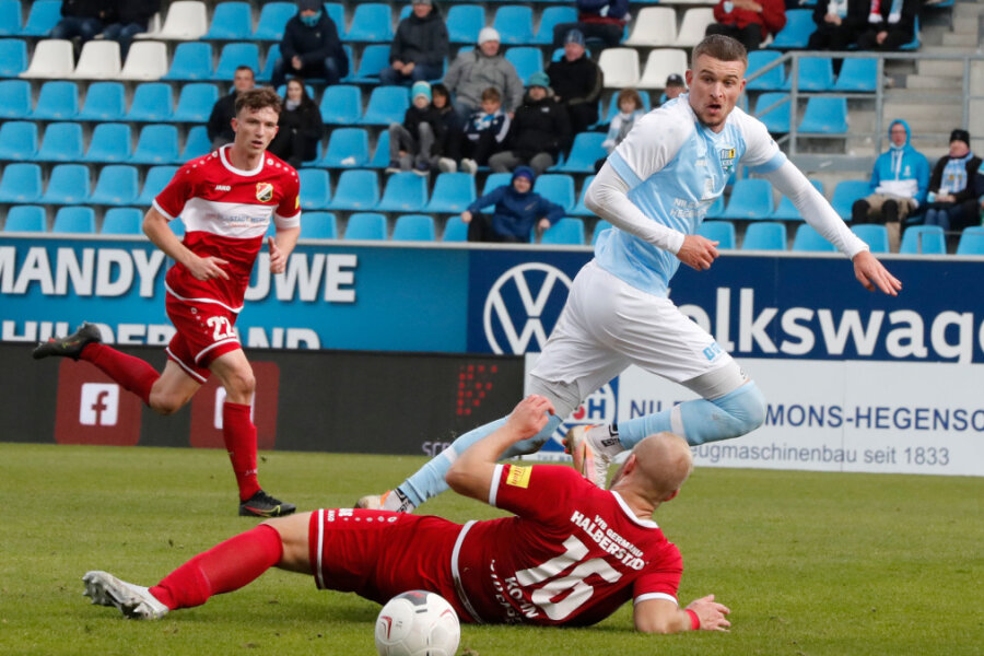 Chemnitzer FC behält Offensivspieler - Kilian Pagliuca, im hellblauen Trikot, beim Spiel gegen VfB Germania Halberstadt. 